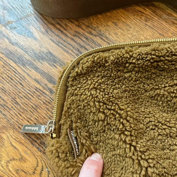 Lululemon Everywhere Brown Sherpa Belt Bag - Picture 2 of 5
